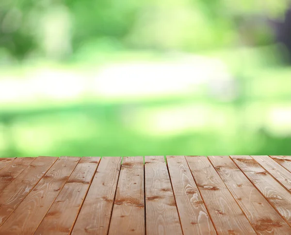 Mesa de madera con desenfoque abstracto —  Fotos de Stock