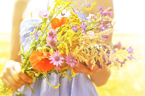 여 자가 아름 다운 꽃다발을 들고 — 스톡 사진