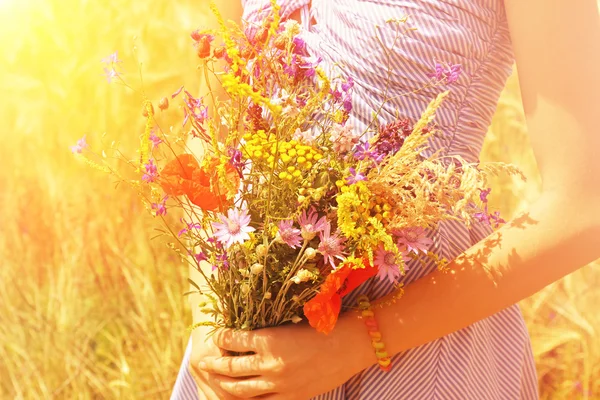 여 자가 아름 다운 꽃다발을 들고 — 스톡 사진