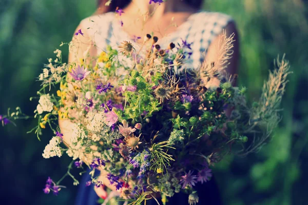 Female hands with bouquet — Stock Photo, Image