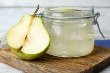 Armut Suyu taze meyve ve tarçın tablo ile yakın çekim