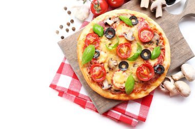 sebze ve tahta üzerinde beyaz izole kesme üzerinde fesleğen lezzetli pizza