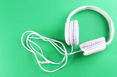 Beyaz elektrik kulaklık