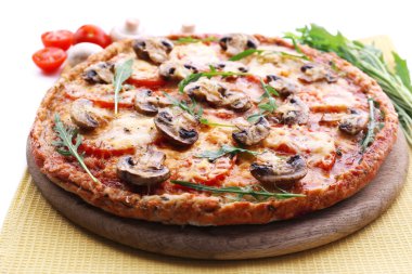 Sebze ve peçete lezzetli pizza yakın çekim