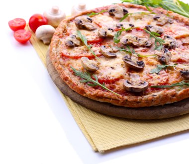 Sebze ve peçete üzerinde beyaz izole lezzetli pizza