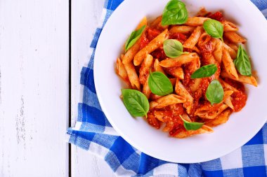 Makarna salça ve fesleğen tablo ile yakın çekim