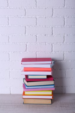 Rafta kitap yığını 