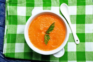 Havuç kremi-çorba masada