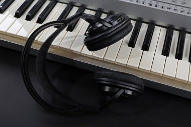 Synthesizer kulaklıktan yakın çekim