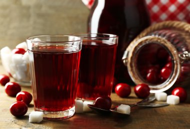 Tatlı ev yapımı vişne kompostosu