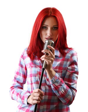 Şarkı söyleyen genç kadın 