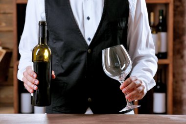 Kasada çalışan barmen 