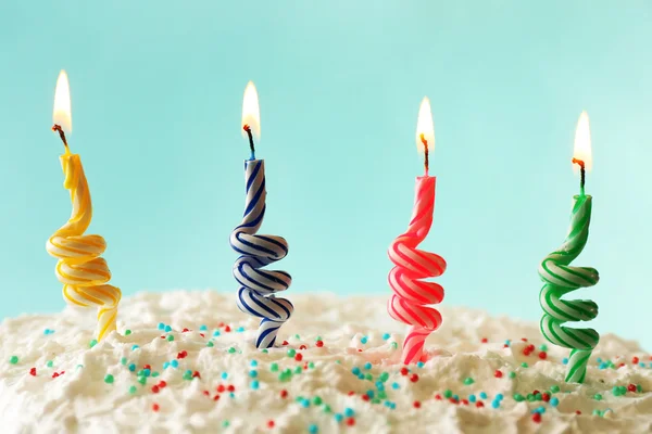 Gâteau d'anniversaire avec des bougies — Photo