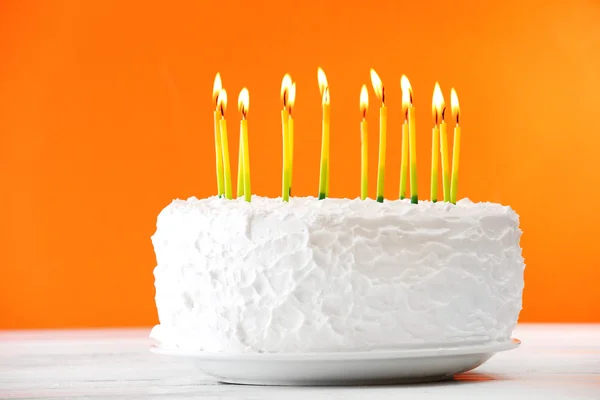 Pastel de cumpleaños con velas — Foto de Stock