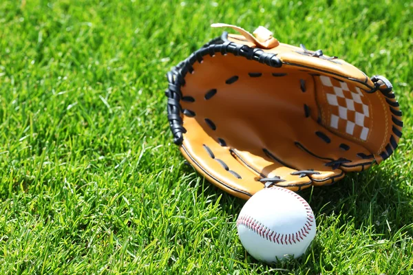 Baseballball und Handschuh — Stockfoto