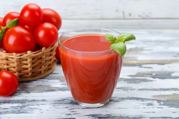 Copo de suco de tomate com legumes no fundo de madeira — Fotografia de Stock