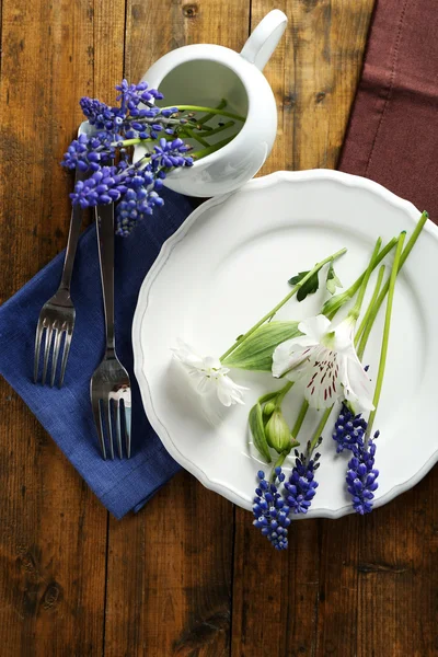 Louça com flores na mesa — Fotografia de Stock