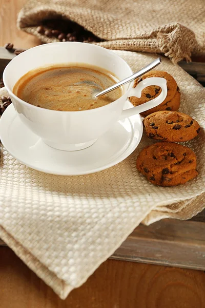 Taza de café con galletas en la mesa, primer plano —  Fotos de Stock