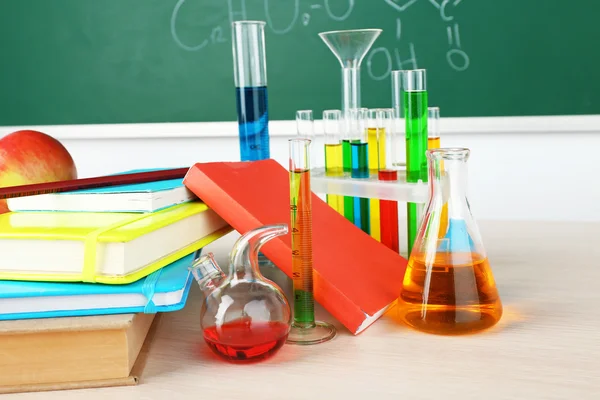 Schreibtisch im Chemieunterricht mit Reagenzgläsern — Stockfoto