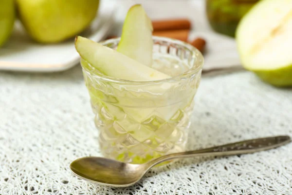 PEAR SAP met vers fruit op tafel close-up — Stockfoto