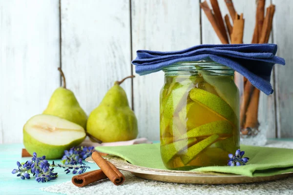 Körte gyümölcslé, friss gyümölcsökkel, asztalra közelről — Stock Fotó