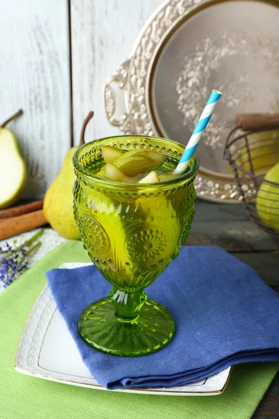 Päronsaft med färsk frukt på bordet på nära håll — Stockfoto