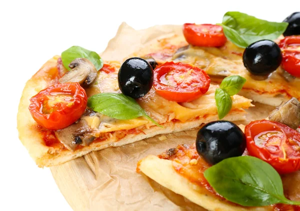 Sabrosa pizza con verduras y albahaca en la tabla de cortar de cerca —  Fotos de Stock