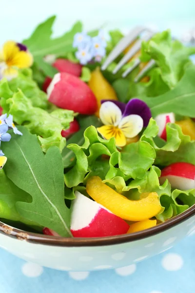 Salade bio légère aux fleurs, gros plan — Photo