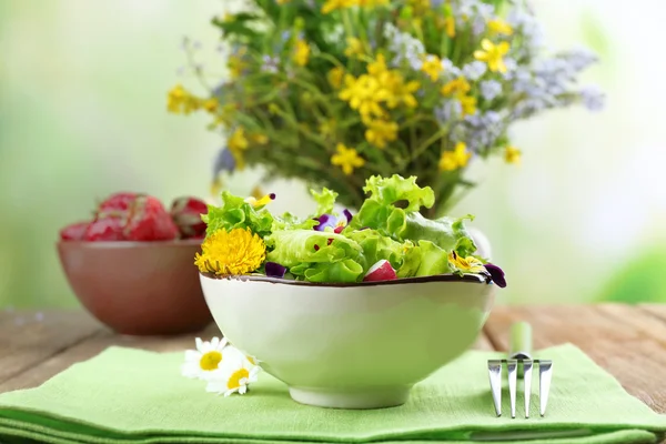 Biologische salade met bloemen — Stockfoto