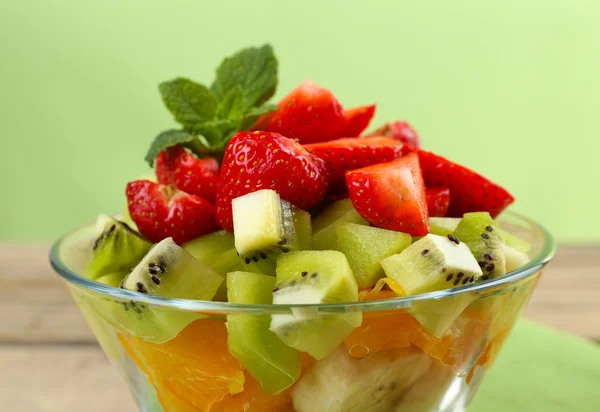 Postre de frutas frescas en platillo de vidrio — Foto de Stock