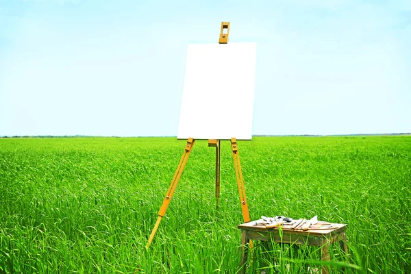 Easel com tela no campo — Fotografia de Stock