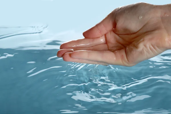 Vinger aanraakt water — Stockfoto