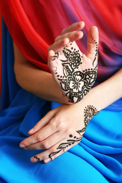 Imagem de henna em mãos femininas — Fotografia de Stock