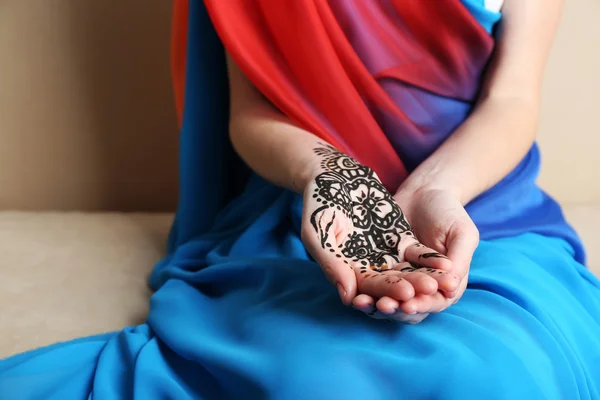 Εικόνα του χέννα στα γυναικεία χέρια — Φωτογραφία Αρχείου