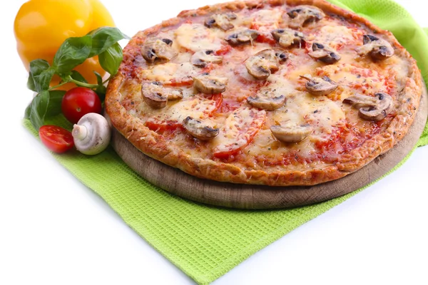 Pizza saborosa com legumes e guardanapo de perto — Fotografia de Stock