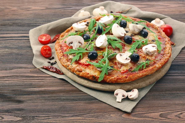 Välsmakande pizza med grönsaker och rucola på bordet på nära håll — Stockfoto