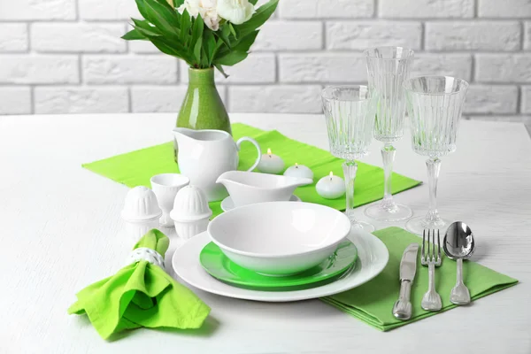 Hermoso ajuste de mesa con flores — Foto de Stock