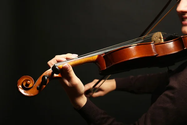 Violinisten spelar violin — Stockfoto