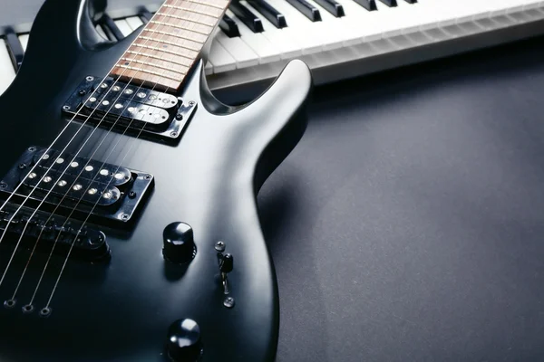Synthesizer ve elektro gitar — Stok fotoğraf