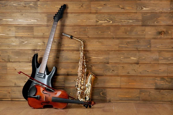 Muziekinstrumenten op houten planken — Stockfoto