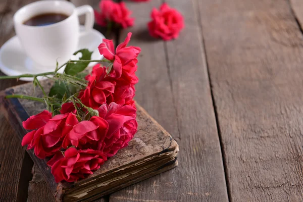 Roses et tasse de café — Photo