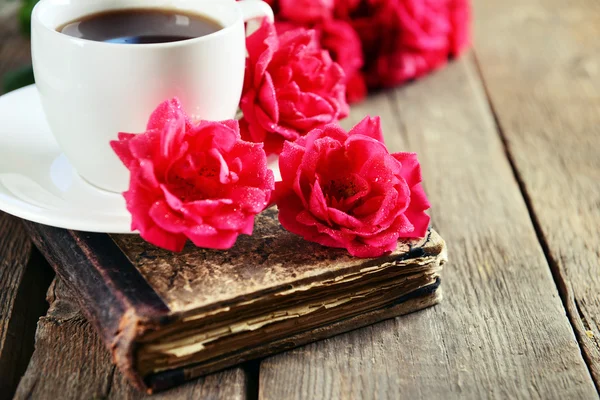 Roses and cup of coffee — Stock Photo, Image