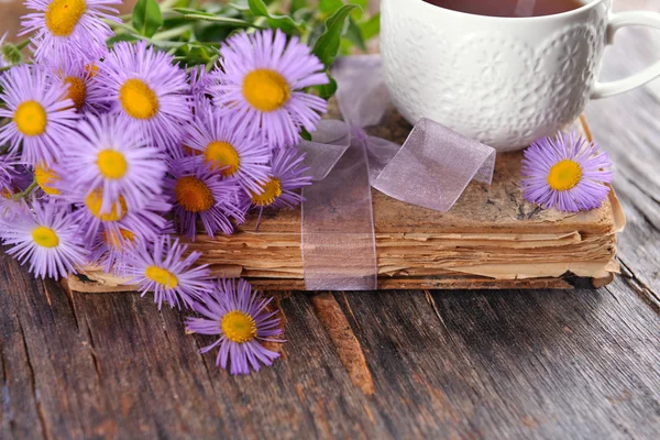 Taza de té en la mesa — Foto de Stock