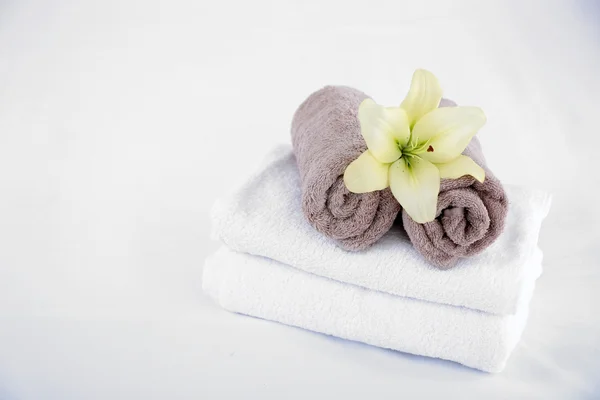 Frisch gewaschene flauschige Handtücher — Stockfoto