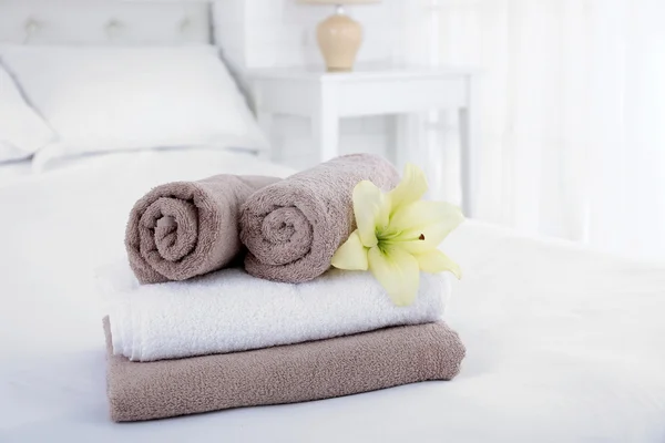 Freshly laundered fluffy towels — Stock Photo, Image