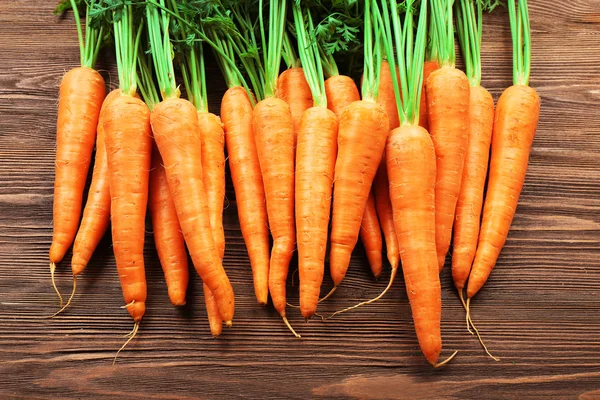 Zanahorias orgánicas frescas en mesa de madera, primer plano — Foto de Stock