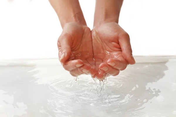 Manos sobre el agua clara —  Fotos de Stock