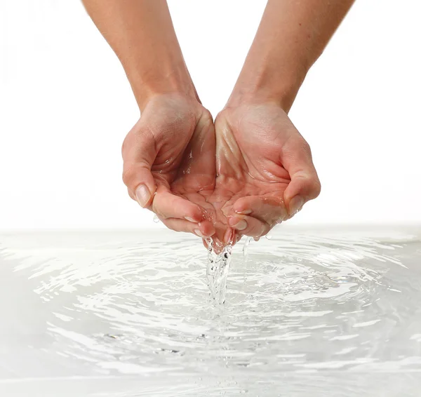 Ręce nad czystą wodą — Zdjęcie stockowe