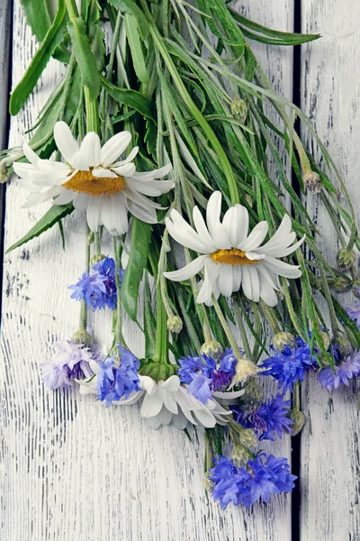 Čerstvé květy na stole — Stock fotografie