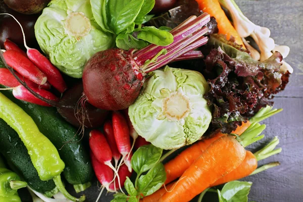 Haufen frisches Gemüse auf dem Tisch — Stockfoto